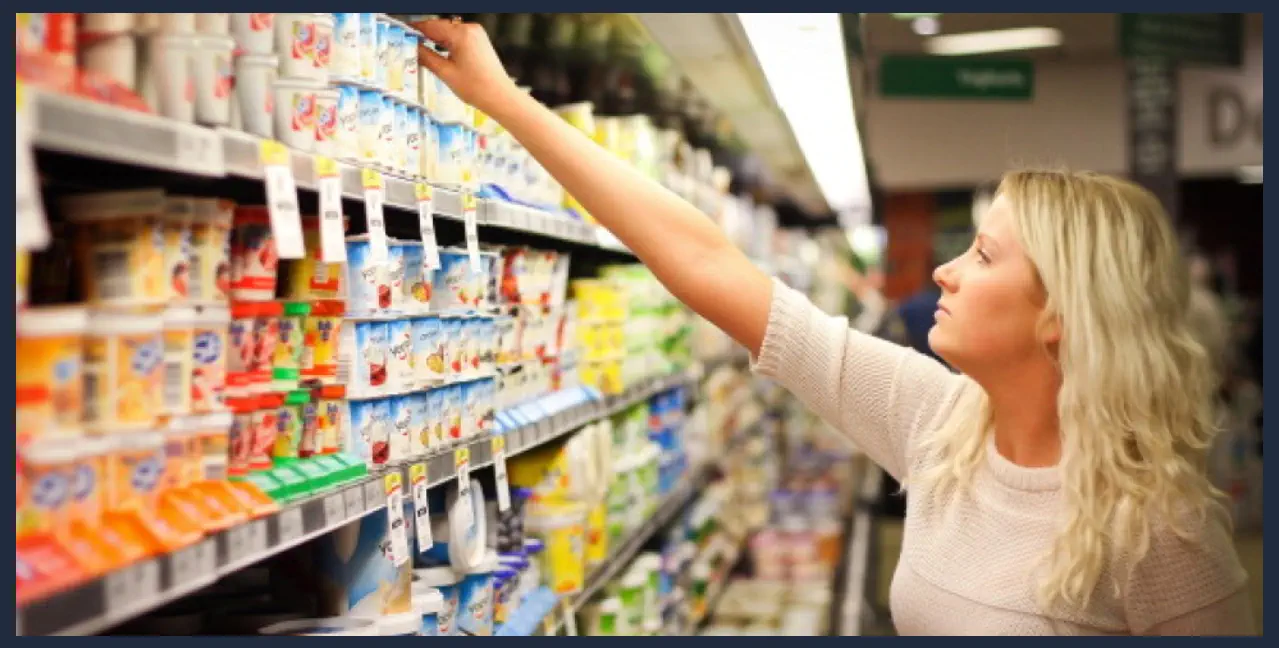 Alimentos que Parecen Sanos pero No lo Son comprando yogures Alimentos que Parecen Sanos pero No lo Son comprando yogures