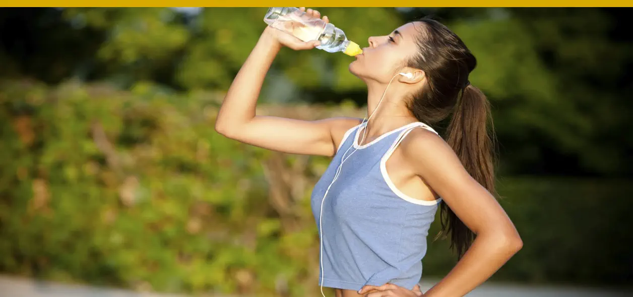 beber agua en verano